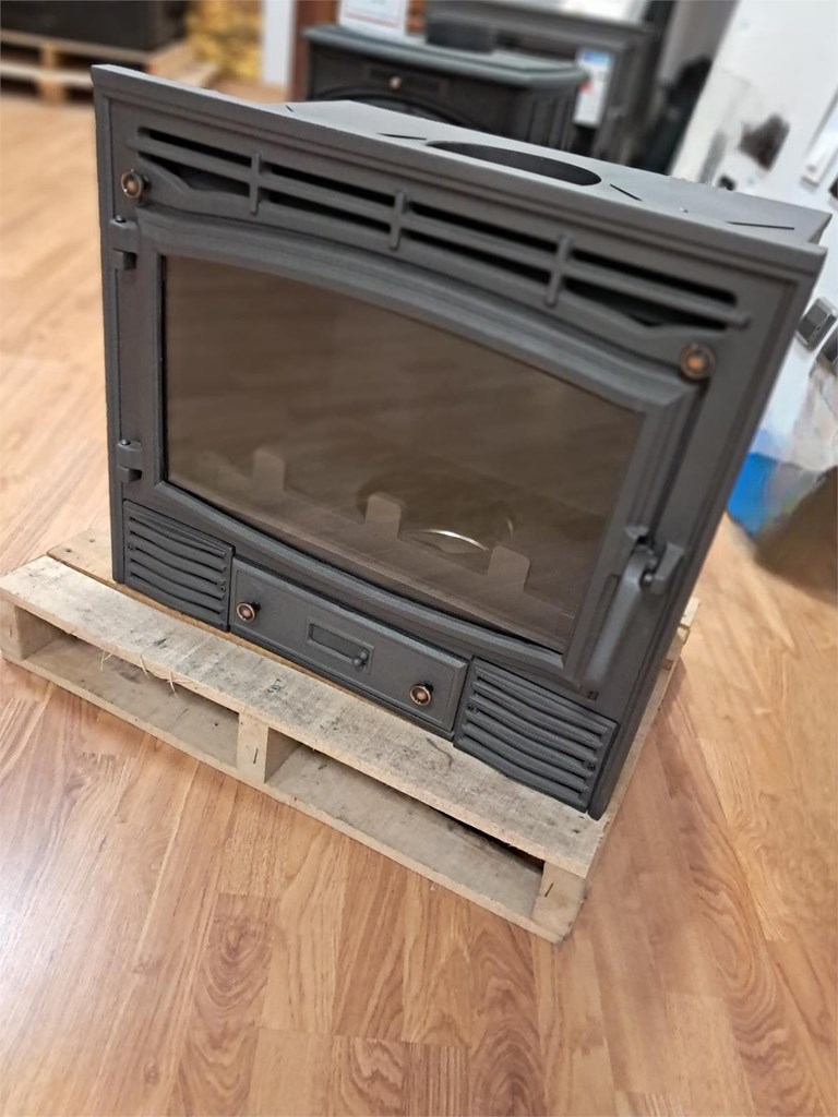 Foto 1 ESTUFA INSERTABLE DE LEÑA ETNA